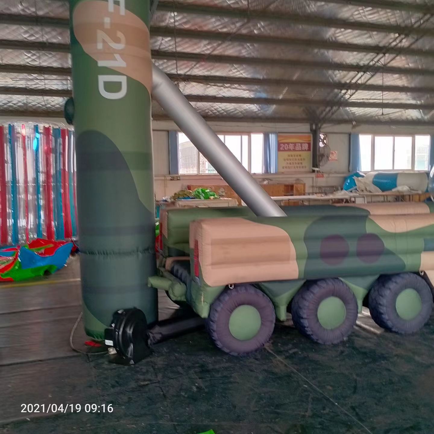 江门军事演习中的充气目标车辆：模拟发射车雷达车坦克飞机